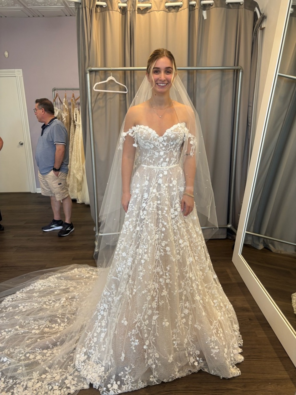 Elegant Off-the-Shoulder White Lace Wedding Dress
